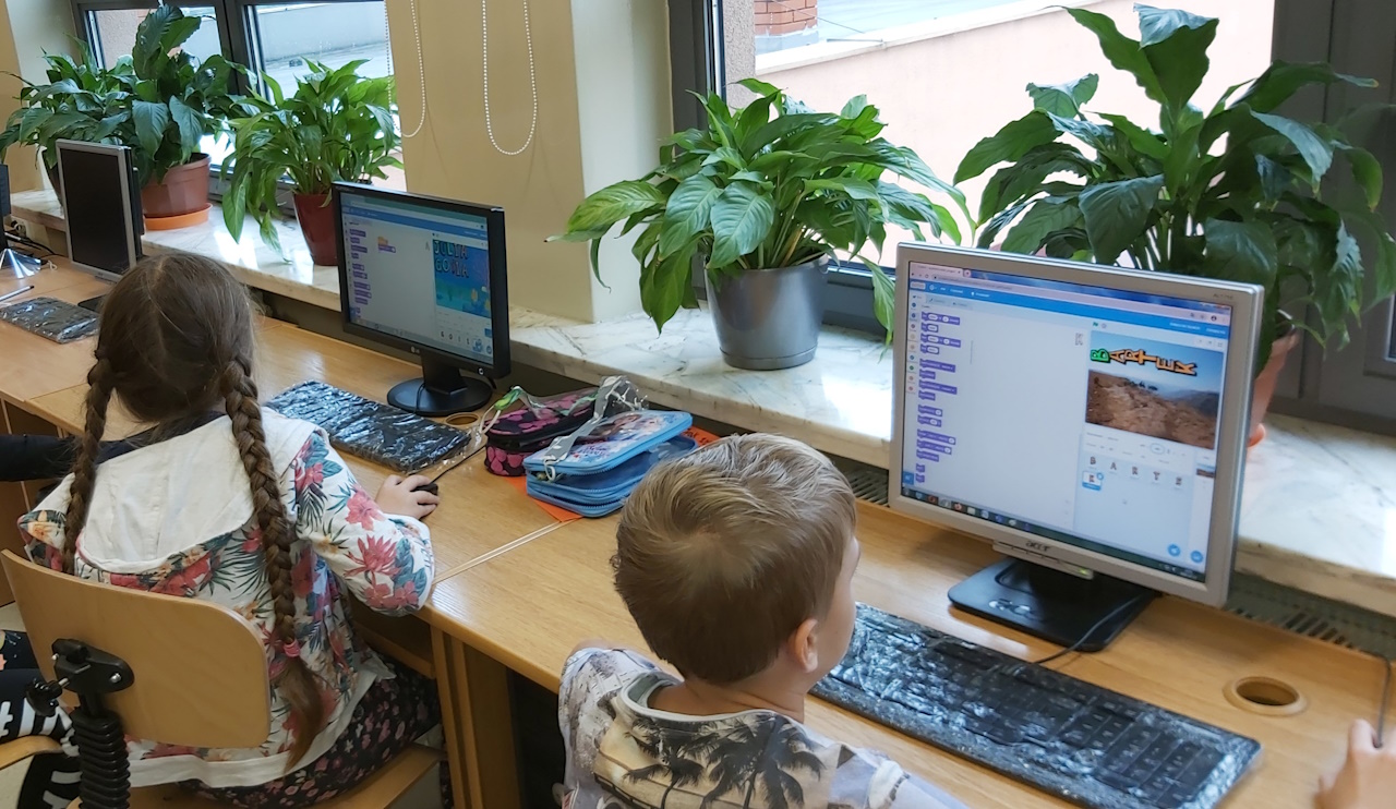 Uczeń pracujący nad zadaniem przy komputerze.