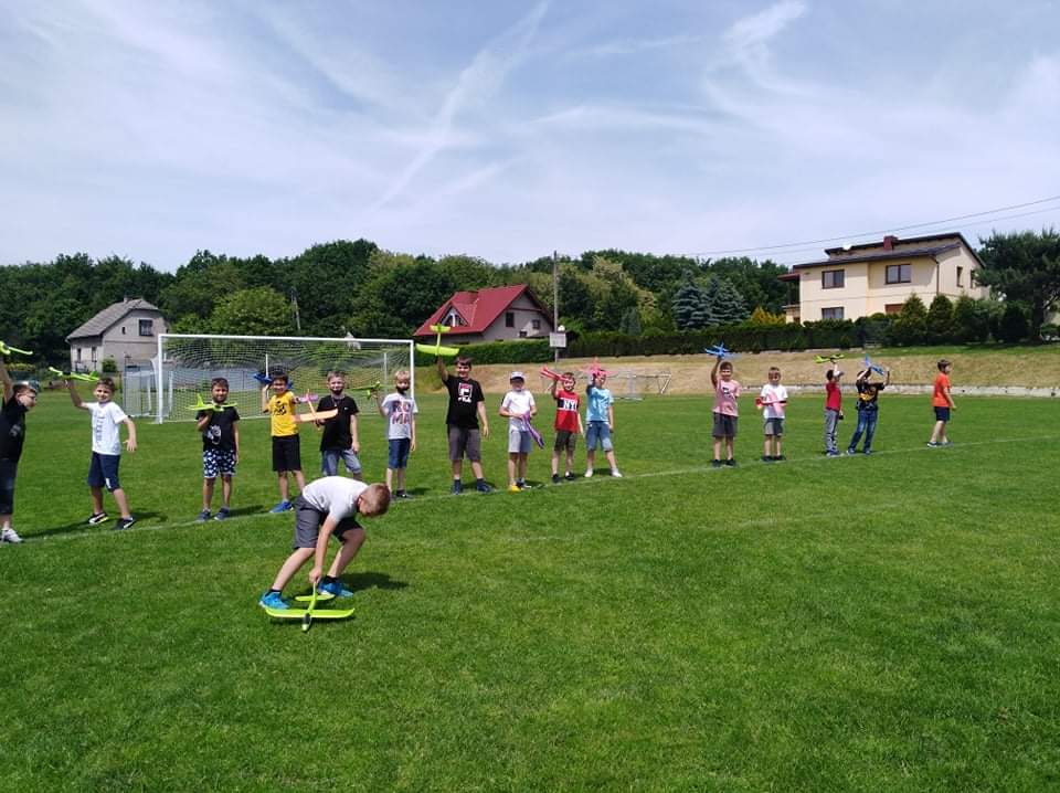 uczniowie na zajęciach z modelarstwa lotniczego