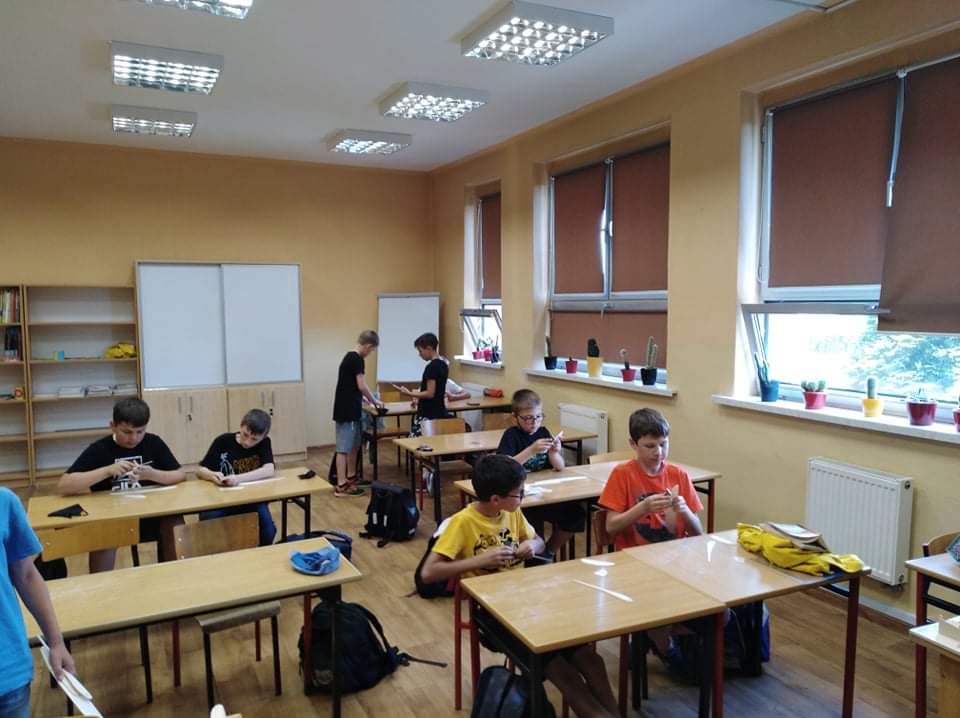 uczniowie na zajęciach z modelarstwa lotniczego