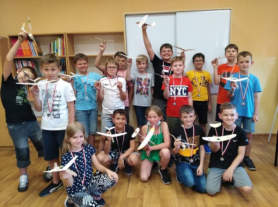uczniowie na zajęciach z modelarstwa lotniczego