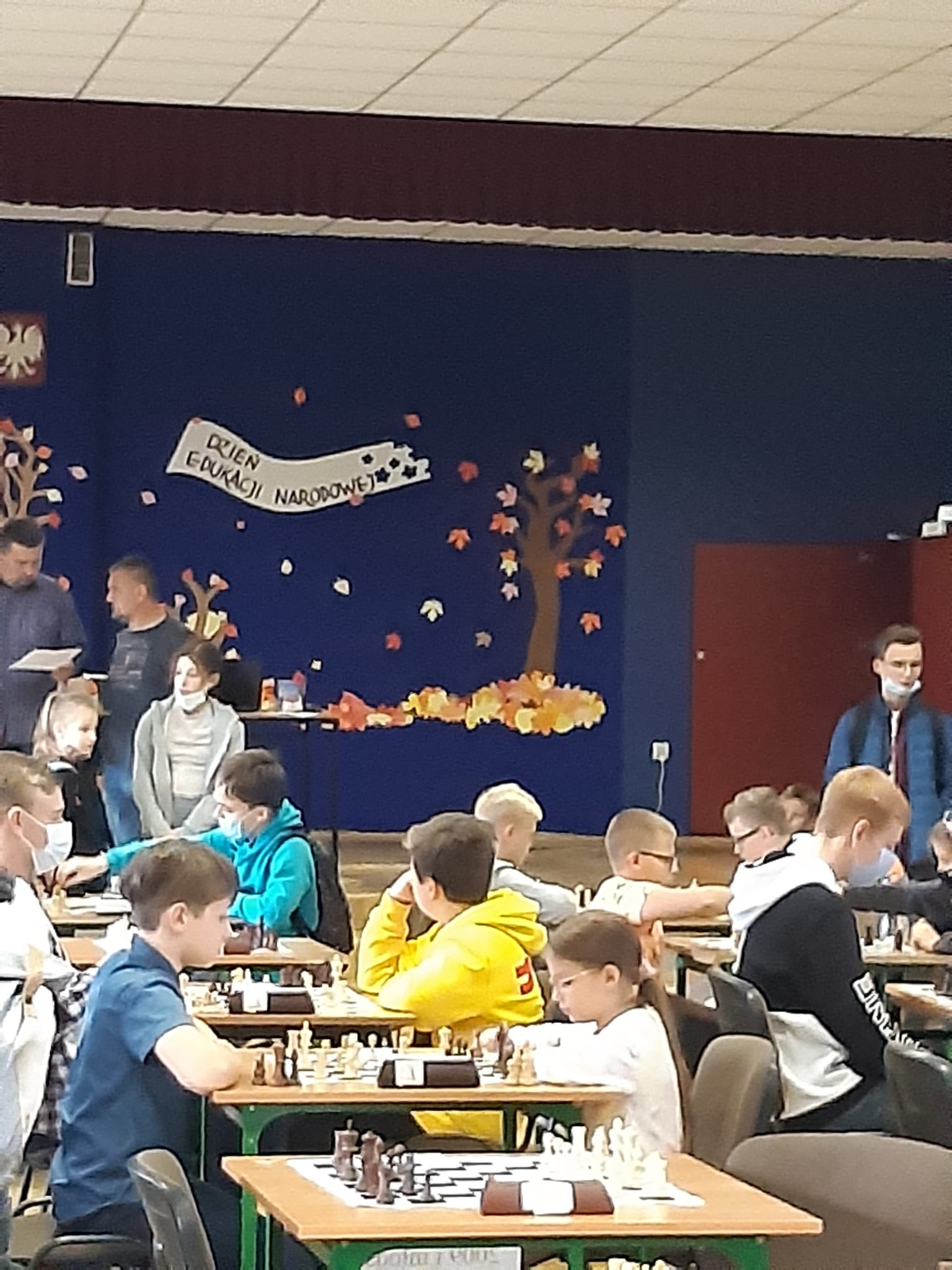 Uczniowie w czasie turnieju szachowego.