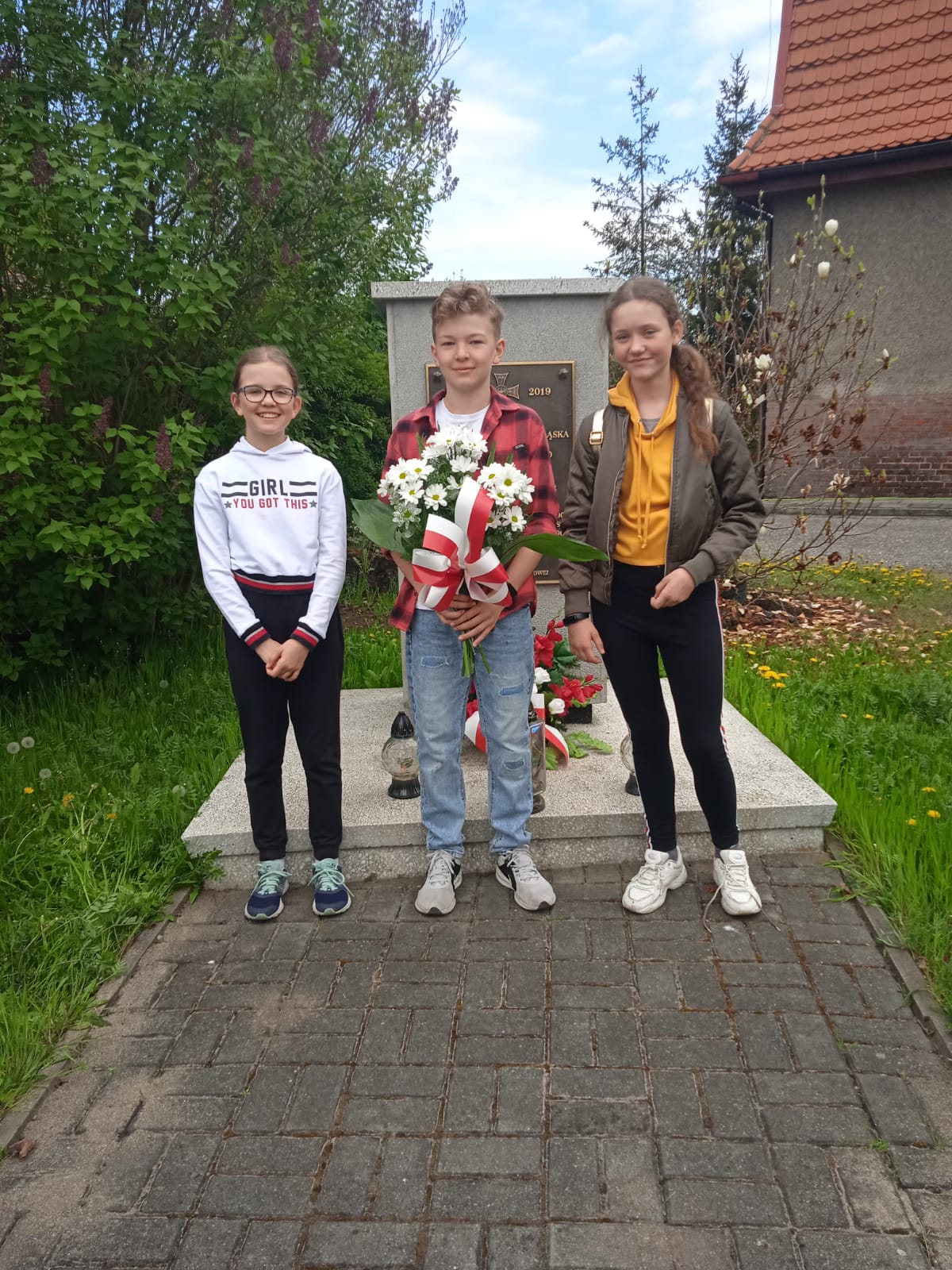 Uczniowie klasy 5c w czasie rajdu pieszego do Godowa.