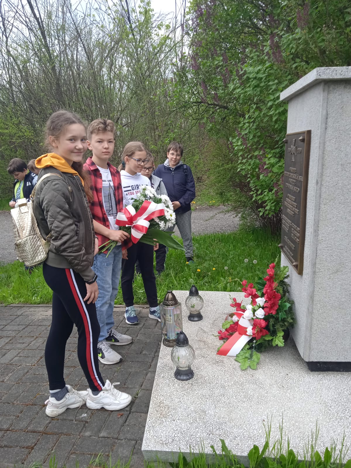 Uczniowie 5 c w czasie rajdu pieszego do Godowa.