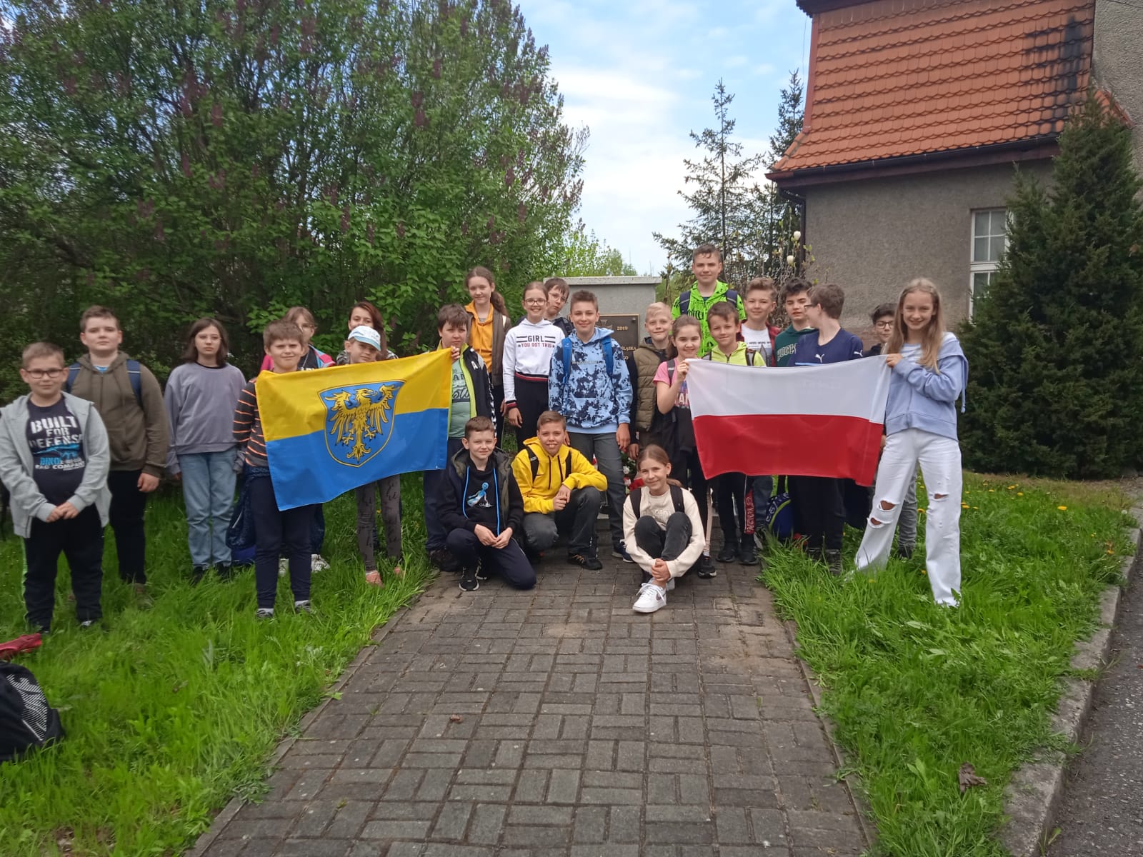 Uczniowie 5 c w czasie rajdu pieszego do Godowa.