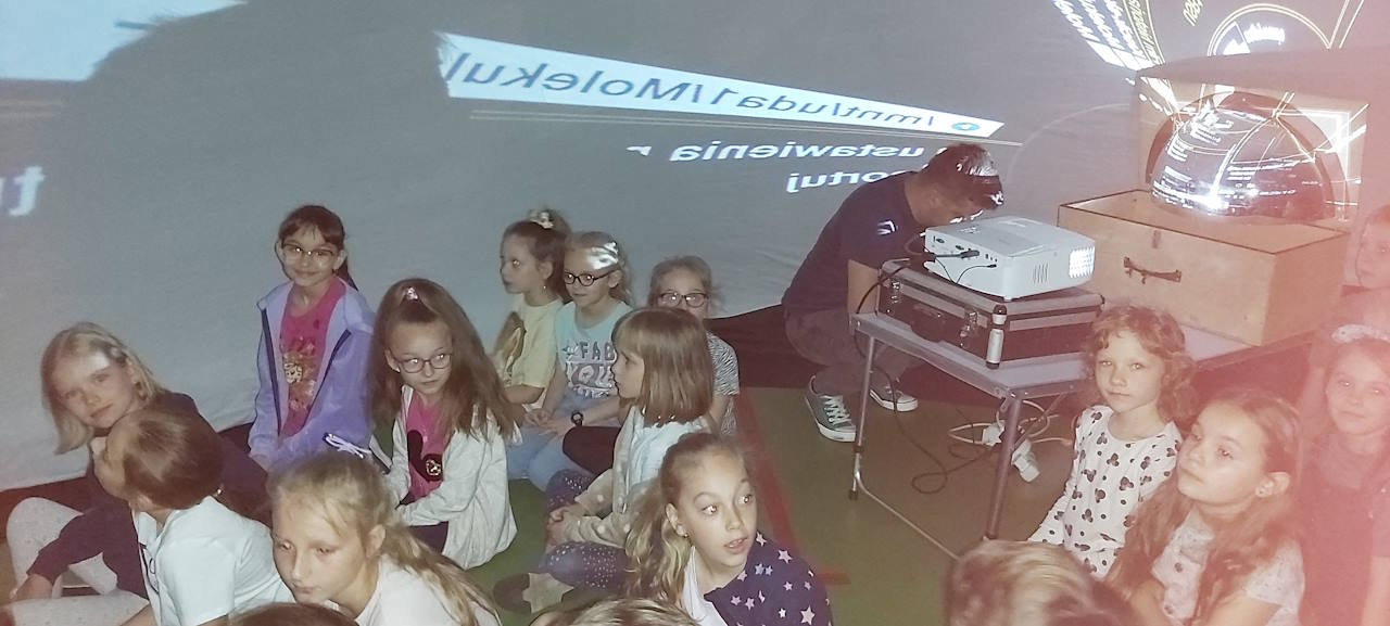 Uczniowie w czasie zajęć w mobilnym molekularium.
