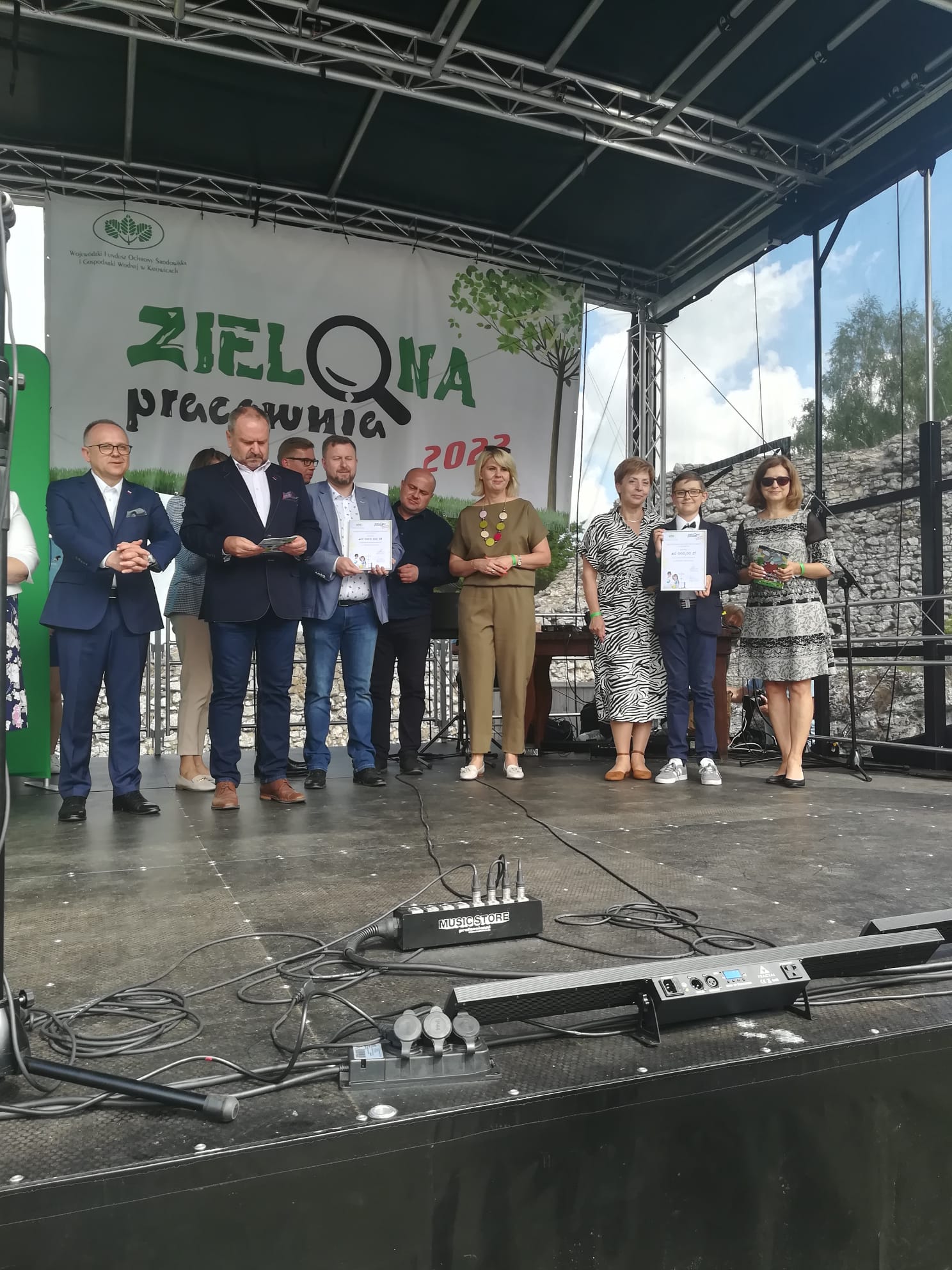 Uczniowie w czasie wyjazdu po grant na Zieloną Pracownię