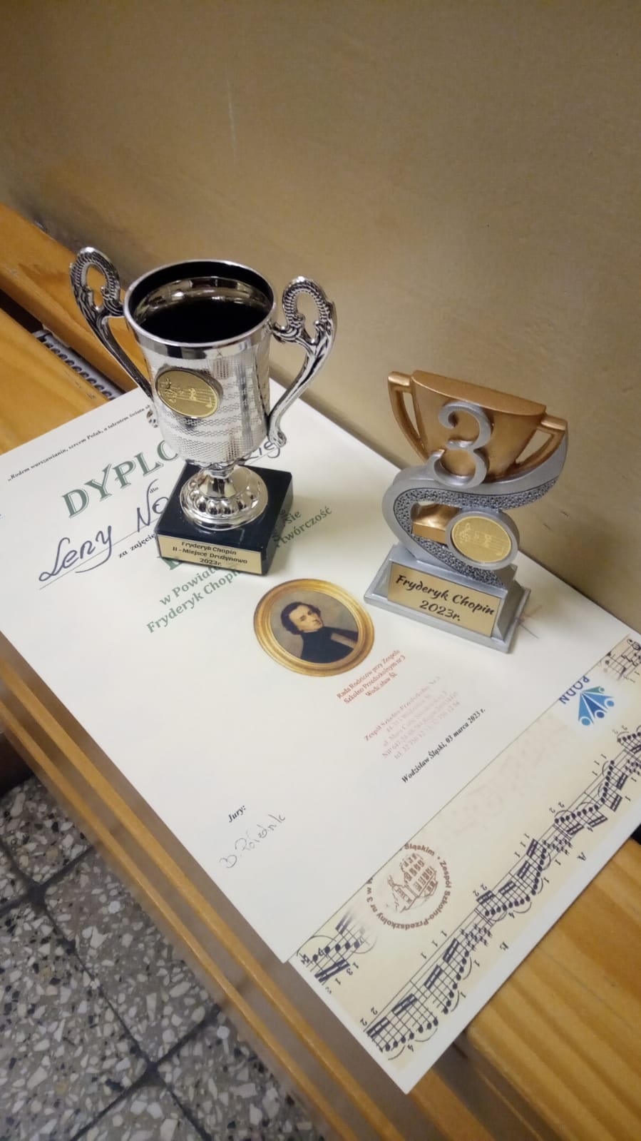 Nagrodu i dyplom Leny. Nagrodu i dyplom Leny.