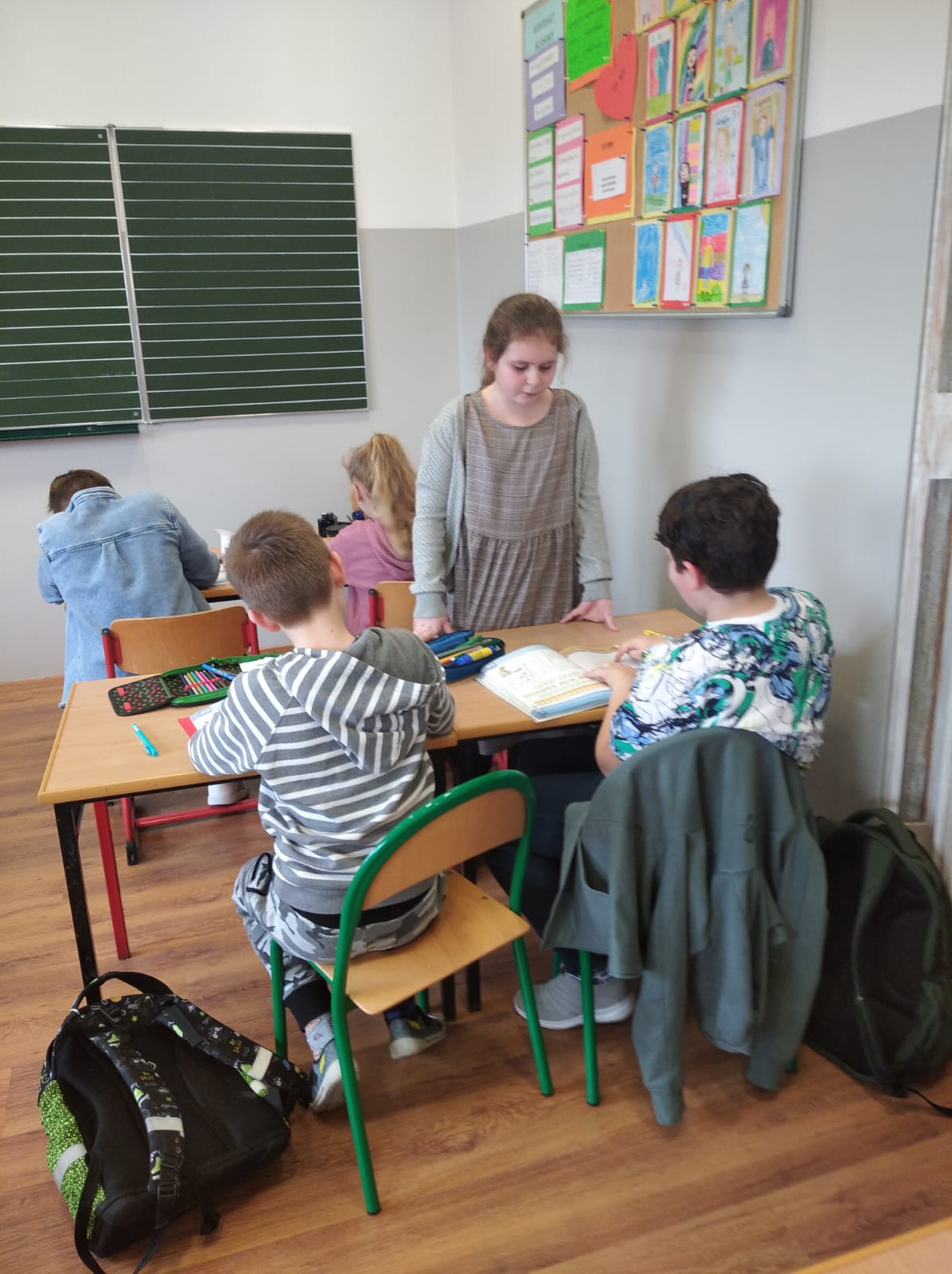 Pani profesor Weronika sprawdza pracę uczniów.