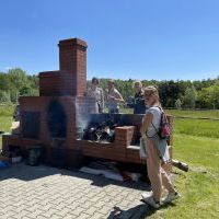 uczniowie w czasie zabaw i pieczenia kiełbasek na Orliku w Krostoszowicach (2)