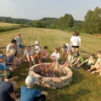 Uczniowie na spotkaniu przy ognisku (14)