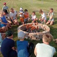 Uczniowie na spotkaniu przy ognisku (10)