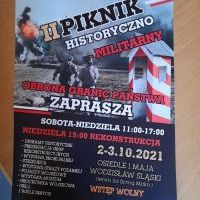 Uczniowie w czasie pokazu broni (1)