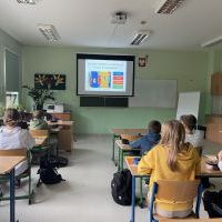 Uczniowie biorący udział w zajęciach promujących naukę języków obcych. (16)