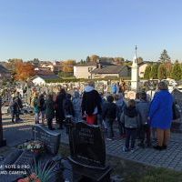 Uczniowie odwiedzający skrzyszowski cmentarz. (3)