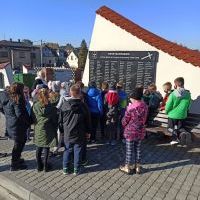 Uczniowie odwiedzający skrzyszowski cmentarz. (4)