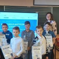 Grupa uczniów nagrodzonych w „Graficiakach” (8)