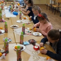 Uczniowie w czasie klasowego spotkania opłatkowego. (2)