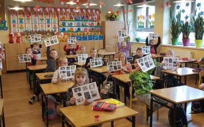 Uczniowie w czasie akcji upamiętniającej wybuch powstania w getcie warszawskim. (3)