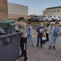 Uczniowie klas 4 i 5 w czasie akcji 