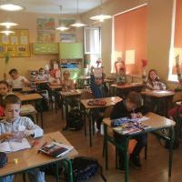 Uczniowie w czasie klasowych obchodów świąt majowych (10)