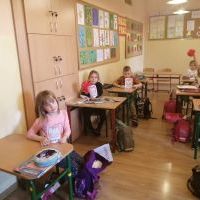 Uczniowie w czasie klasowych obchodów świąt majowych (11)