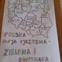 Uczniowie w czasie klasowych obchodów świąt majowych (10)