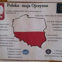 Uczniowie w czasie klasowych obchodów świąt majowych (12)