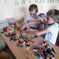 Uczniowie w czasie pracy z klockami lego (13)