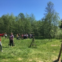 Uczniowie klas siódmych w czasie wyjazdu do średniowiecznego grodu w Byczynie. (5)