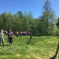 Uczniowie klas siódmych w czasie wyjazdu do średniowiecznego grodu w Byczynie. (1)