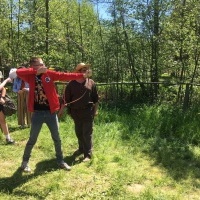 Uczniowie klas siódmych w czasie wyjazdu do średniowiecznego grodu w Byczynie. (4)