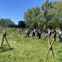 Uczniowie klas siódmych w czasie wyjazdu do średniowiecznego grodu w Byczynie. (5)