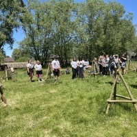 Uczniowie klas siódmych w czasie wyjazdu do średniowiecznego grodu w Byczynie. (7)