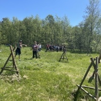 Uczniowie klas siódmych w czasie wyjazdu do średniowiecznego grodu w Byczynie. (10)