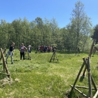 Uczniowie klas siódmych w czasie wyjazdu do średniowiecznego grodu w Byczynie. (13)