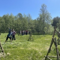 Uczniowie klas siódmych w czasie wyjazdu do średniowiecznego grodu w Byczynie. (14)