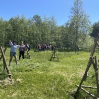 Uczniowie klas siódmych w czasie wyjazdu do średniowiecznego grodu w Byczynie. (15)