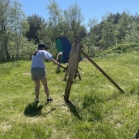 Uczniowie klas siódmych w czasie wyjazdu do średniowiecznego grodu w Byczynie. (16)