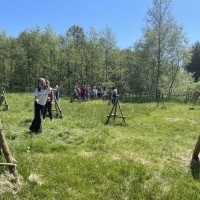 Uczniowie klas siódmych w czasie wyjazdu do średniowiecznego grodu w Byczynie. (20)