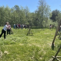 Uczniowie klas siódmych w czasie wyjazdu do średniowiecznego grodu w Byczynie. (1)