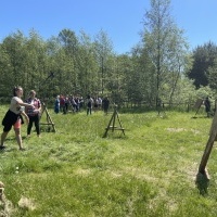 Uczniowie klas siódmych w czasie wyjazdu do średniowiecznego grodu w Byczynie. (5)