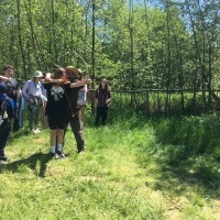 Uczniowie klas siódmych w czasie wyjazdu do średniowiecznego grodu w Byczynie. (6)