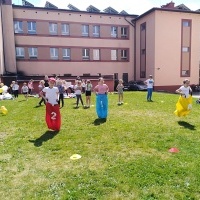 Uczniowie w czasie rozgrywek sportowych z okazji Dnia Sportu. (11)