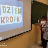 Uczniowie w czasie Dnia Kropki na różnych przedmiotach (14)