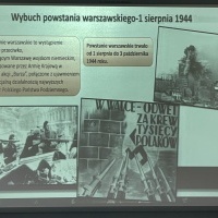 Uczniowie w czasie zajęć upamiętniających ważne dla nas rocznice sierpnia i września. (8)