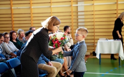 Uczniowie klas pierwszych w czasie uroczystości ślubowania (6)