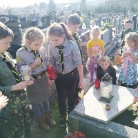 Uczniowie różnych klas, zuchy i harcerze odwiedzają skrzyszowski cmentarz. (5)