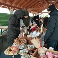 Jarmark zorganizowany przez rodziców, nauczycieli i uczniów naszej szkoły. (7)