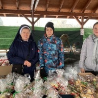 Jarmark zorganizowany przez rodziców, nauczycieli i uczniów naszej szkoły. (7)