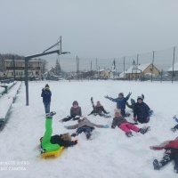 Pierwszoklasiści w czasie zabaw na śniegu. (7)